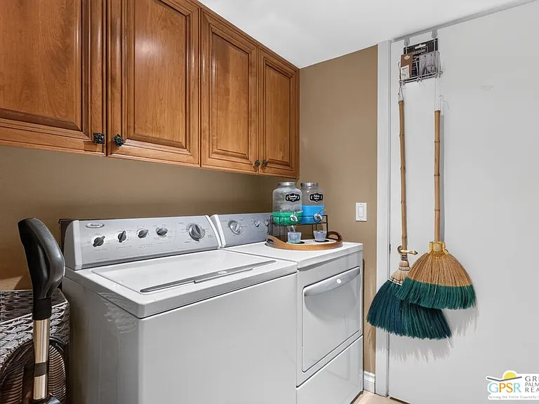 216 Kavenish Dr — Photo 33
