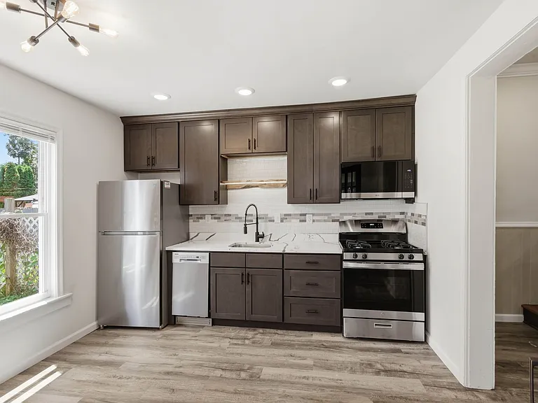 642-644 Walnut St — Photo 16