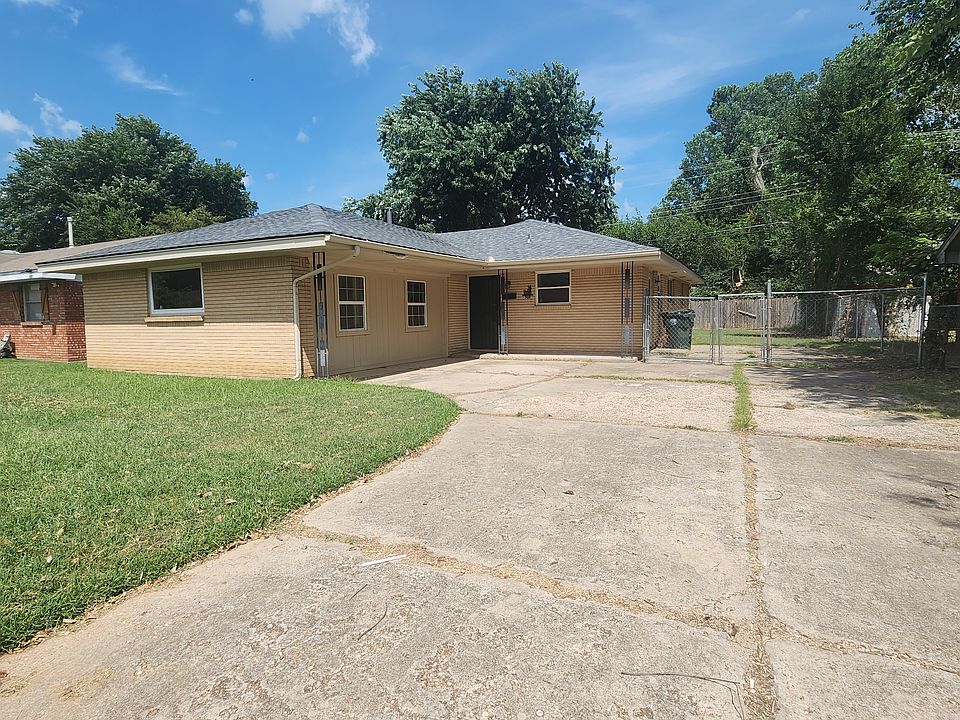 Front of the home and view of driveway
