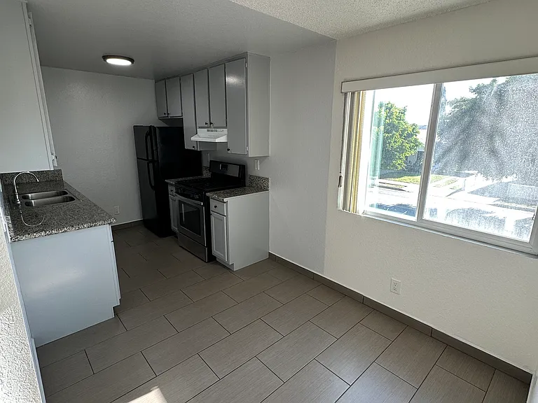 1033 Broad Ave #201 — Photo 2