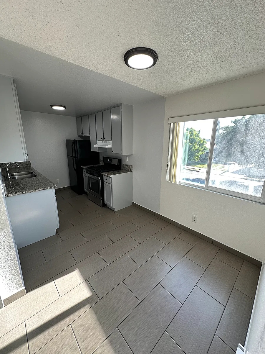 Building Photo - 1033 Broad Ave #201