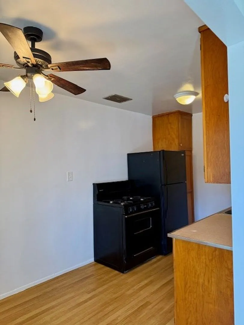 Building Photo - 915 Gardenia Ave