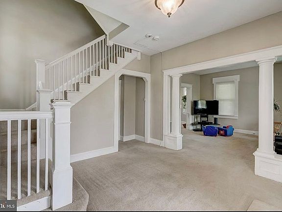 2nd image of 2505 Roslyn Ave