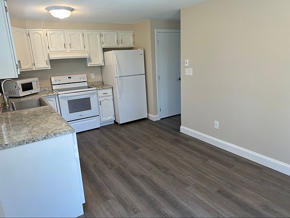 3rd image of 2 Oakwood Dr #4
