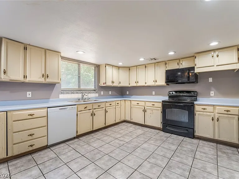 4268 Hampshire Cir — Photo 7