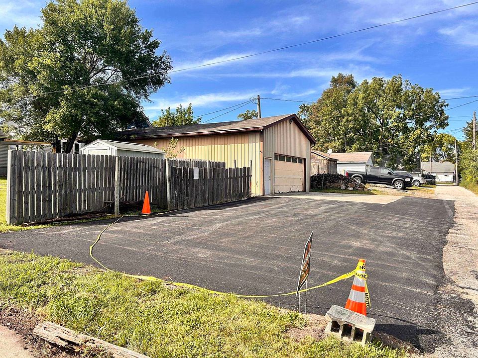 1st image of E Maple Ln