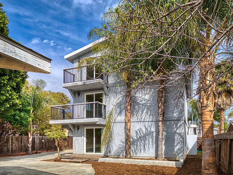 257 N Lomita Ave #B — Photo 2