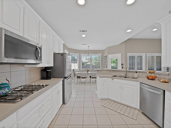 4th image of 111 Honeysuckle Dr
