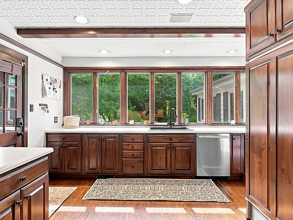 5th image of 1011 Washington Ln