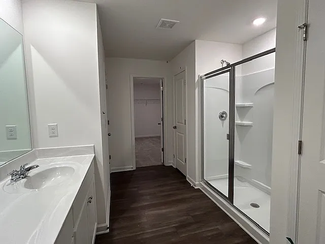 Walking shower with 2 sinks