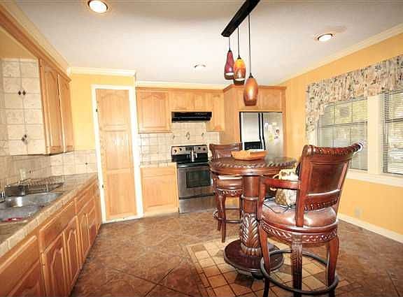 4th image of 1007 Cole Dr