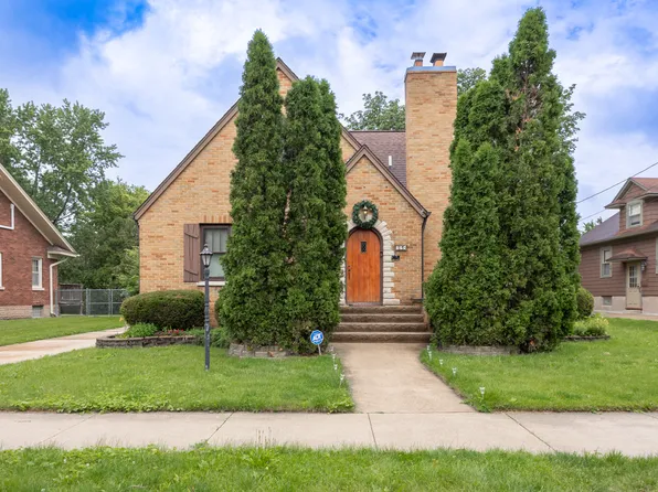 725 Augusta Ave, Elgin, IL 60120