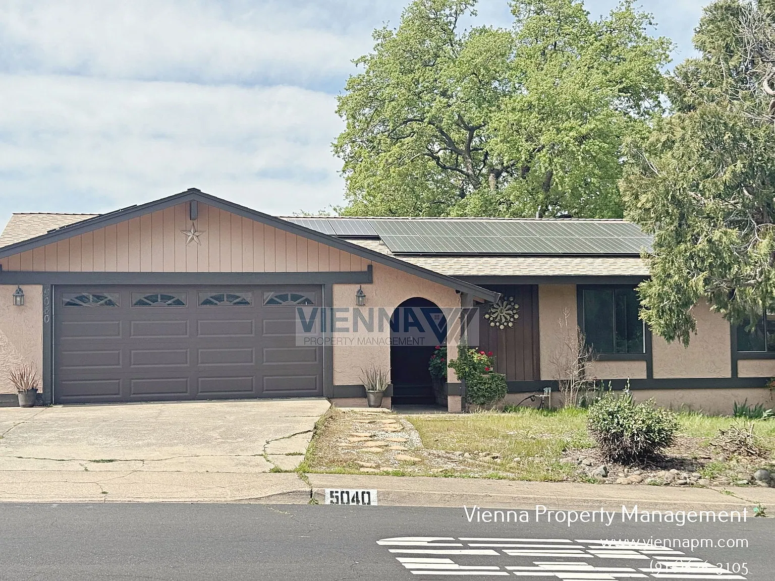 3 bed, 2.0 bath, 2255 sqft, $3,200 — Photo 2