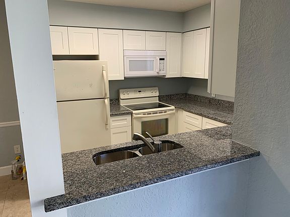 3rd image of 2941 Antique Oaks Cir APT 75