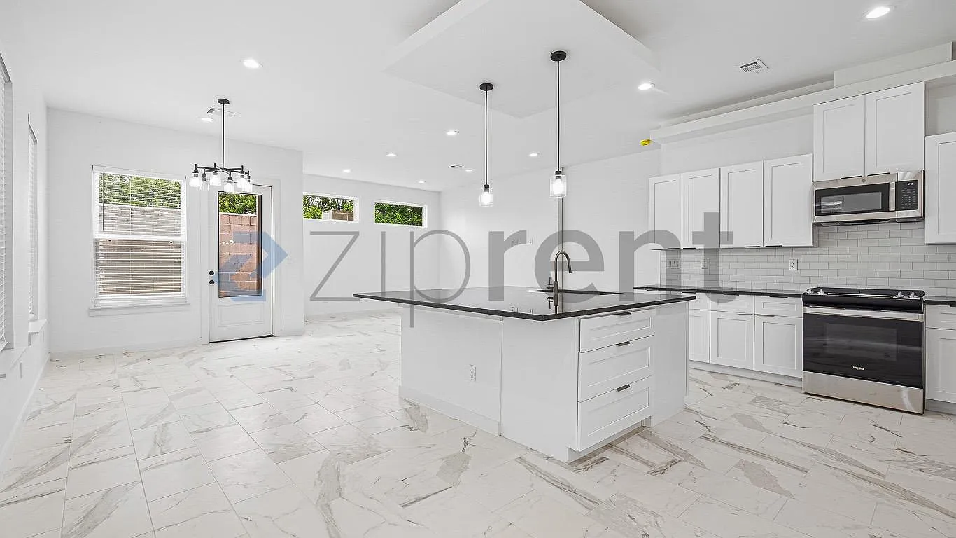3 bed, 2.5 bath, 2241 sqft, $3,000 — Photo 2