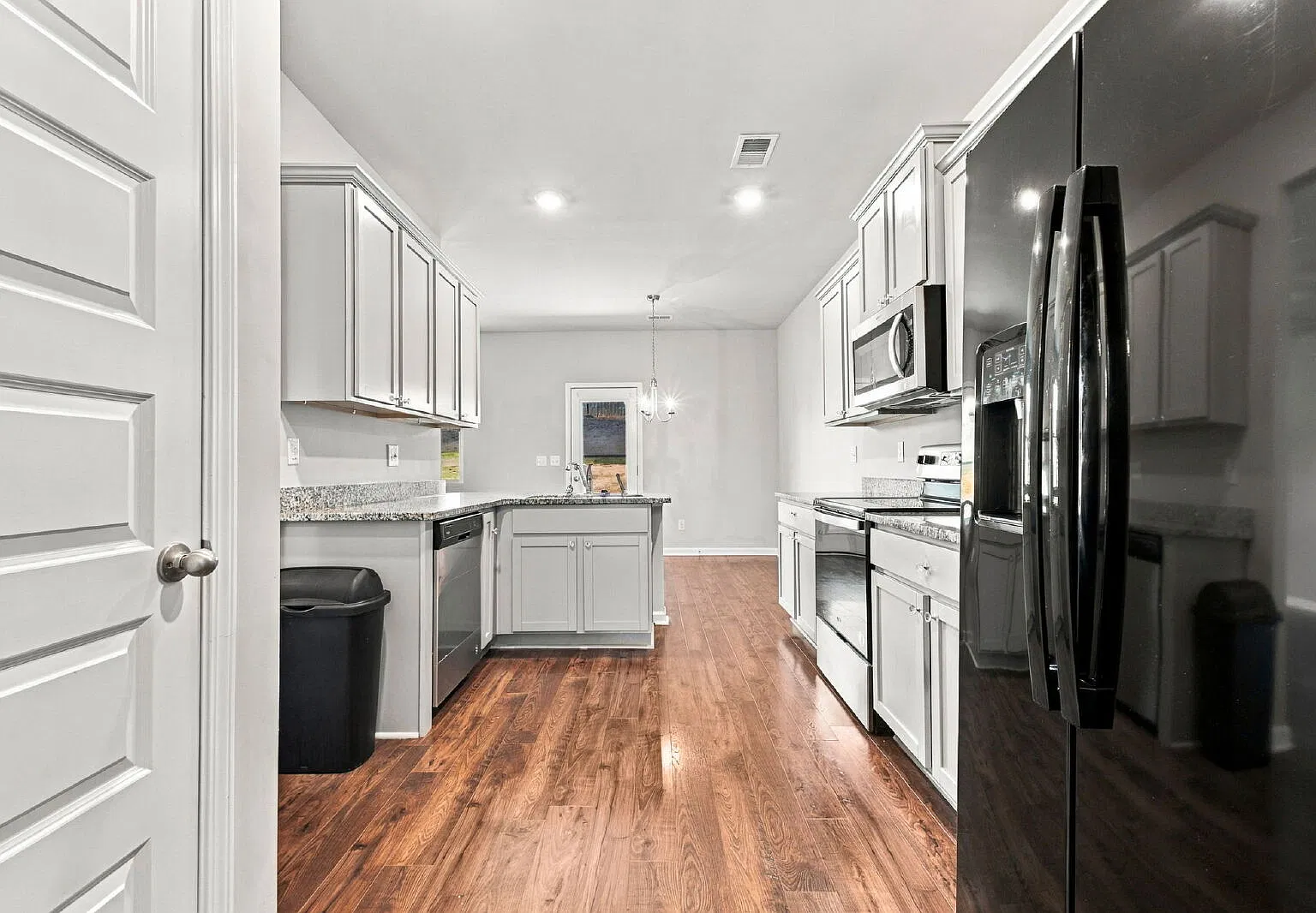 5 bed, 3.0 bath, 2533 sqft, $2,500 — Photo 3