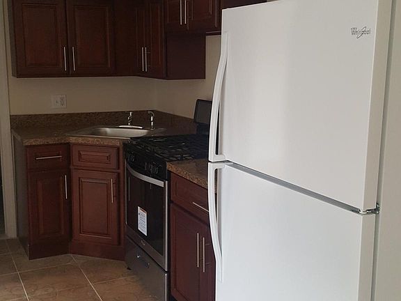 5th image of 17 Mallory Ave APT 1F