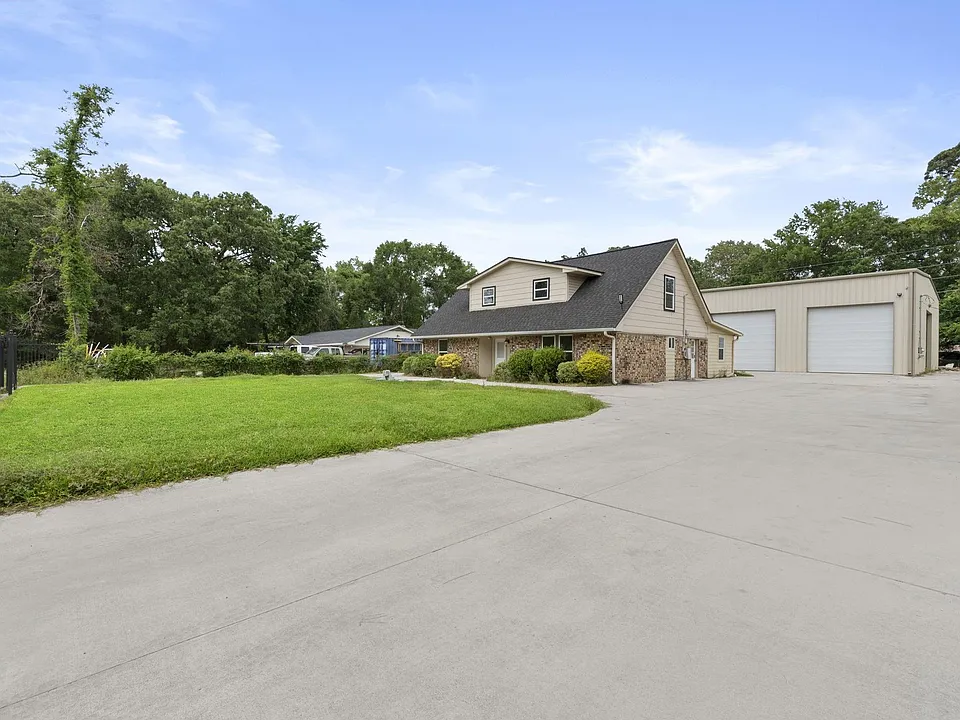 1903 Pinewoods Way