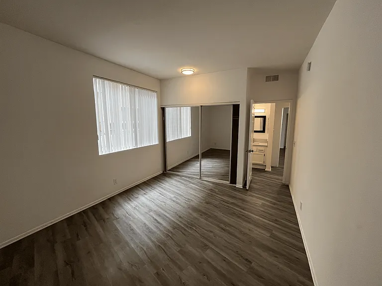 685 Kelton Ave — Photo 14