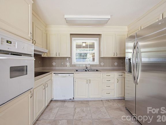 5th image of 3630 Sulkirk Rd #1