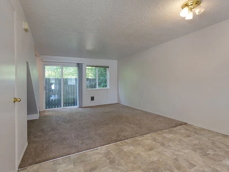 228 SE 106th Ave — Photo 3