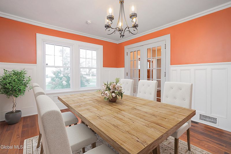 4th image of 33 Kingsboro Avenue