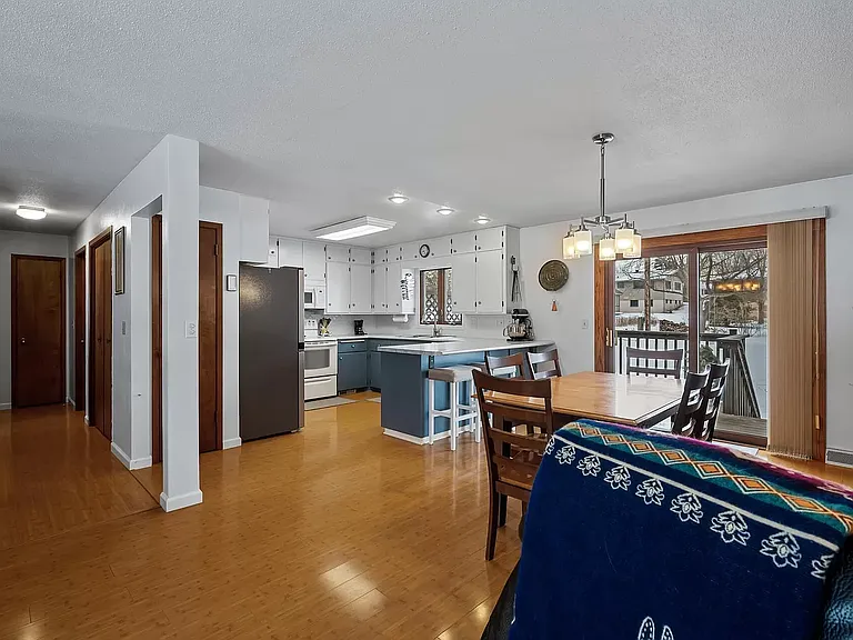 404 4th Ave NW — Photo 3