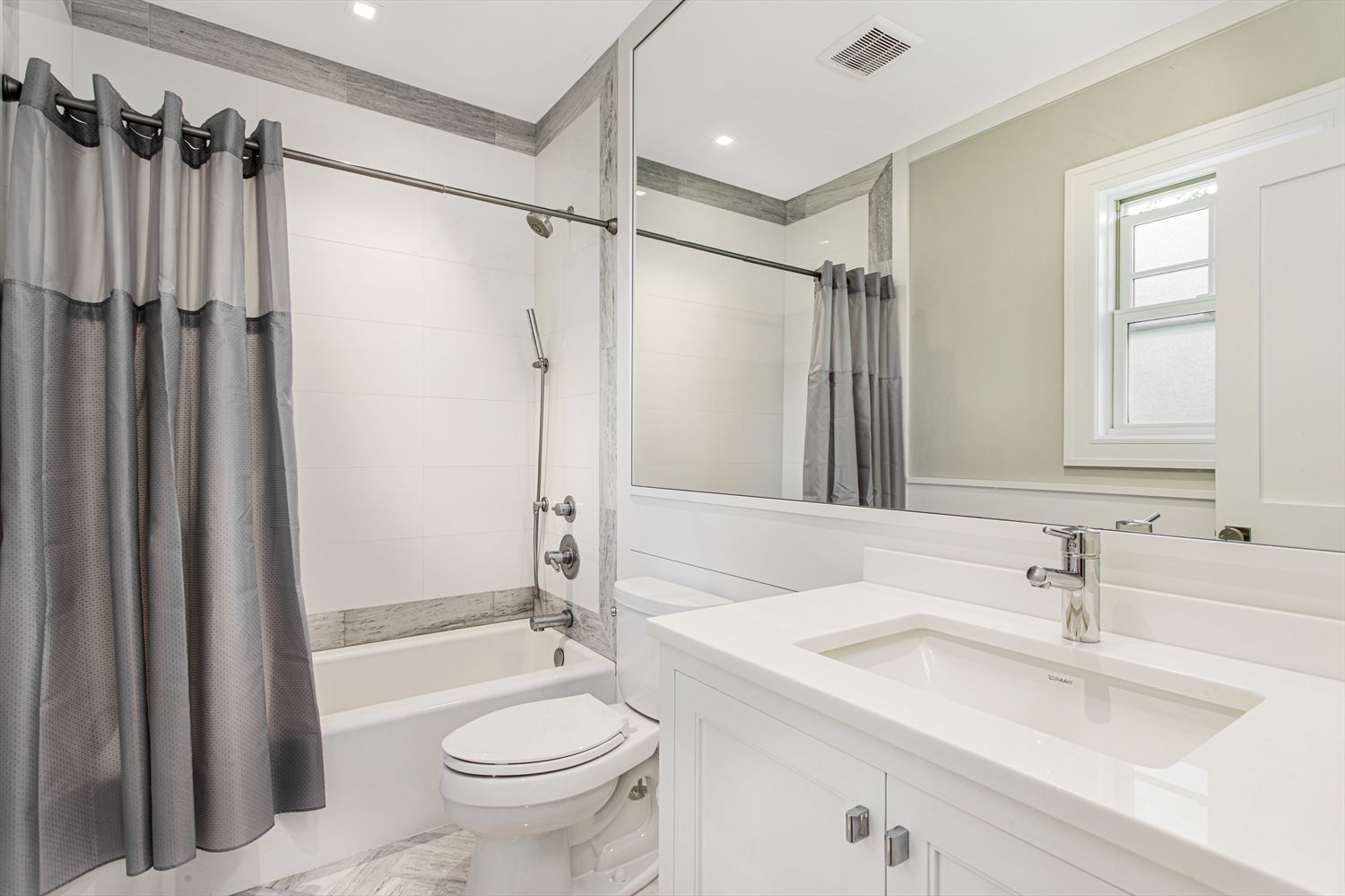 Bathroom with Tub