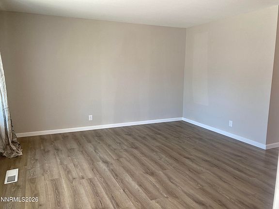 5th image of 998 Roberts St