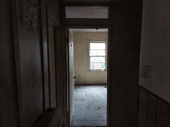 4th image of 406 Jenkins St