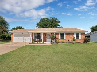 825 E Prairie View Rd, Crowley, TX 76036
