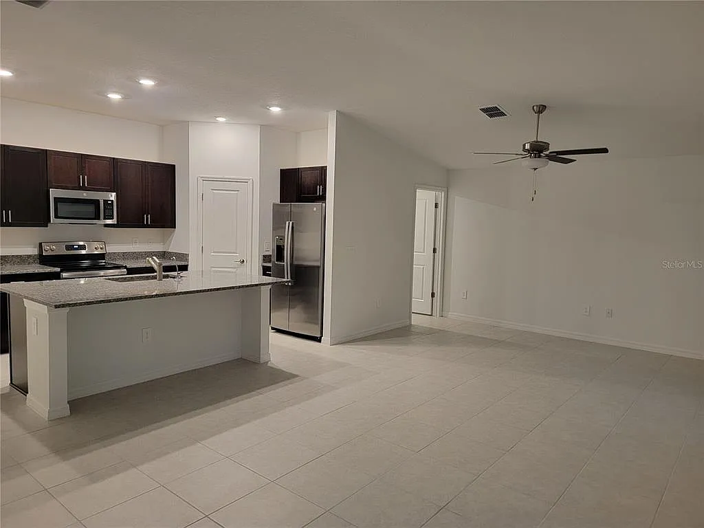 3 bed, 2.0 bath, 1555 sqft, $2,095 — Photo 2