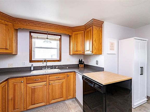 3rd image of 69 Satinwood Dr