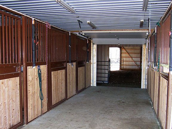 6 stalls to indoor arena
