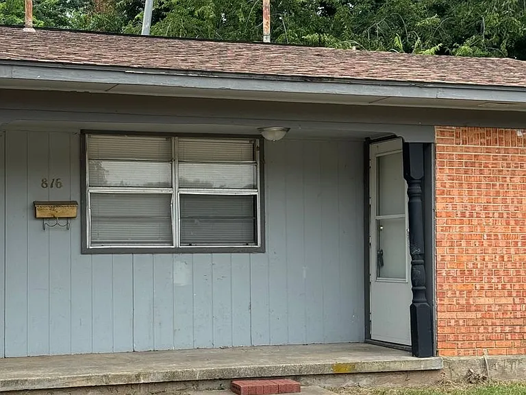 816-818 Russell Cir — Photo 1