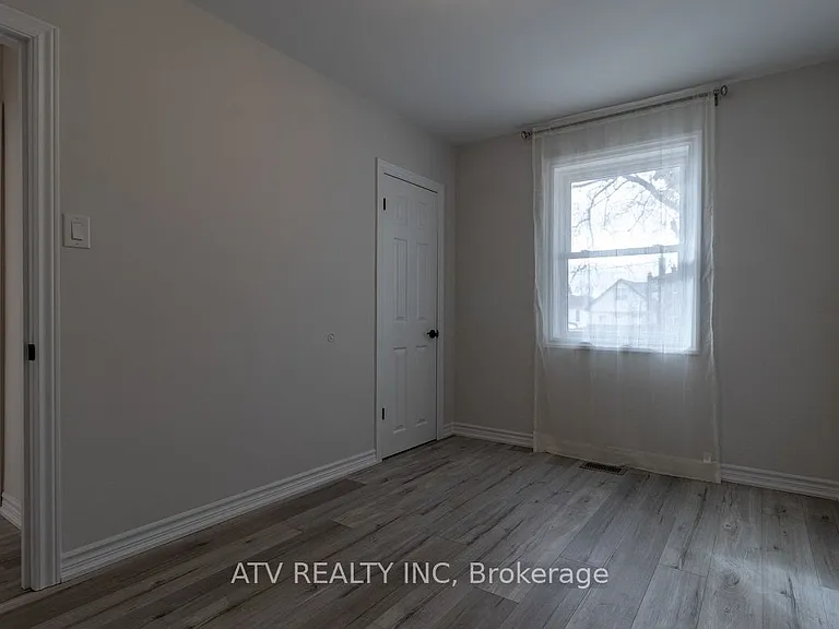 1064 Eastmount Ave E — Photo 9