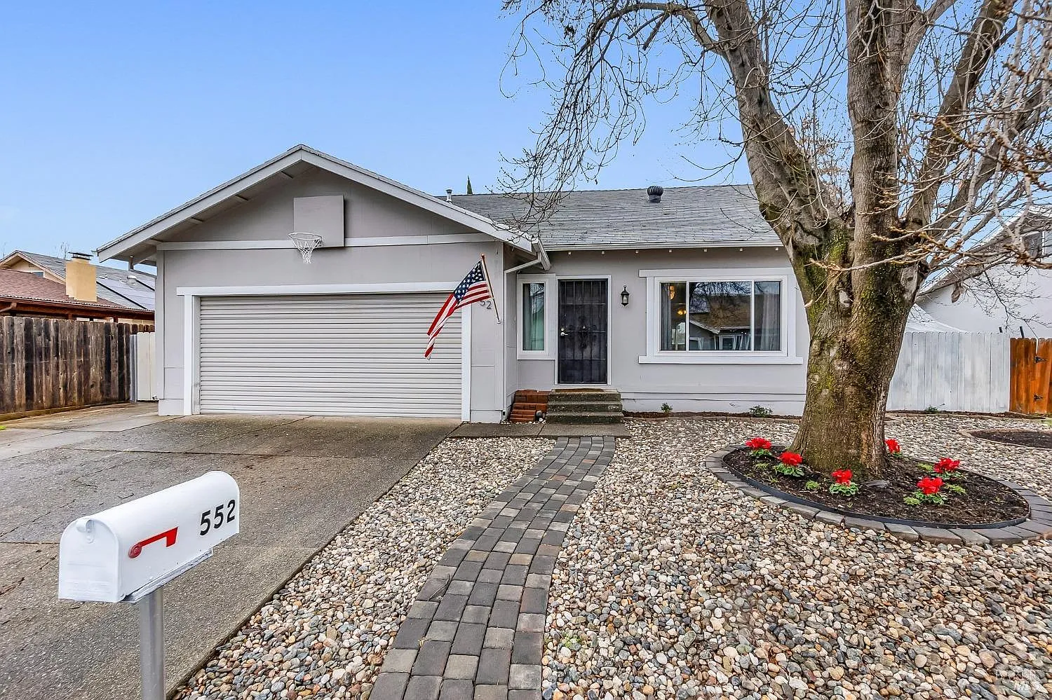 552 Greenwood Dr photo 1