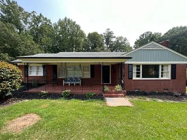 3 bed, 1840 sqft, $1,700 — Photo 3