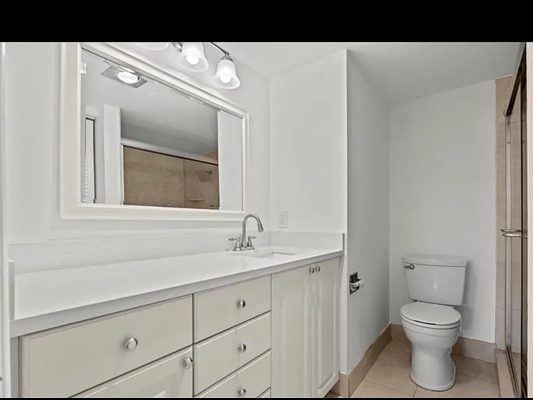 2044 Hythe #C-1 — Photo 2