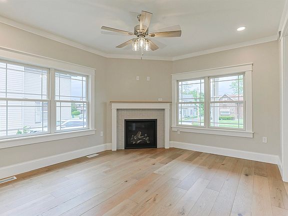 3rd image of 637 Lincolnway E