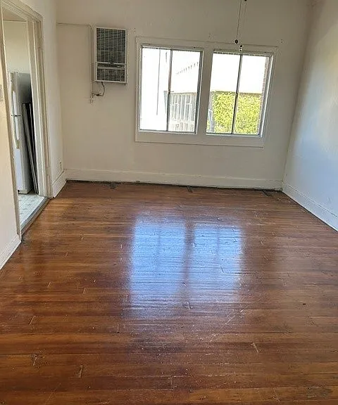 2500 S Hobart Blvd — Photo 14