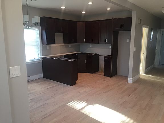 3rd image of 17503R Sayres Ave