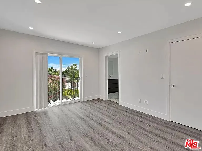 5752 Kester Ave — Photo 5