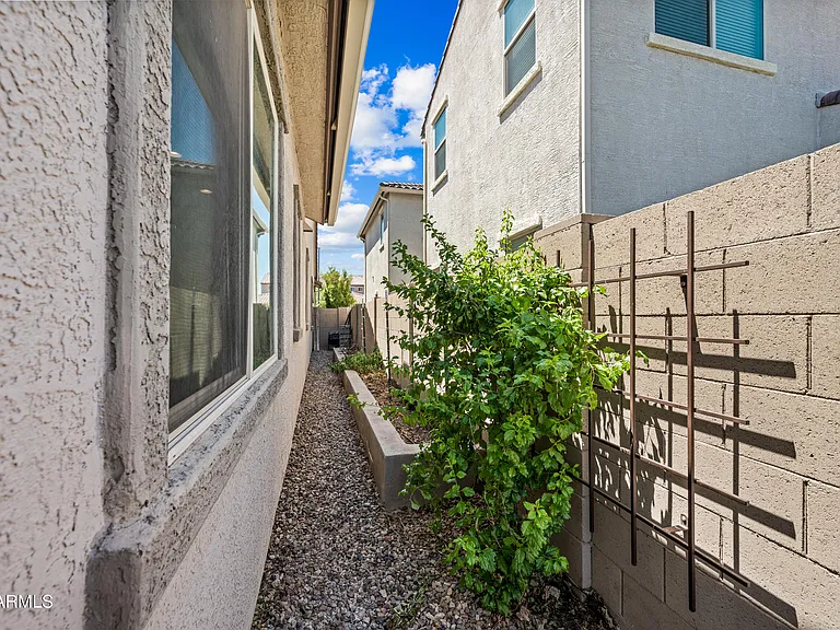 884 E Ladbroke Way — Photo 32
