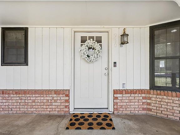 4th image of 910 McCall Dr
