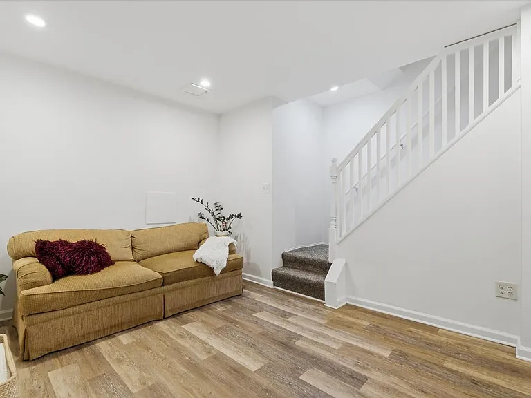 1497 Holly Ln — Photo 12