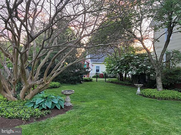 3rd image of 207 S Aurora St