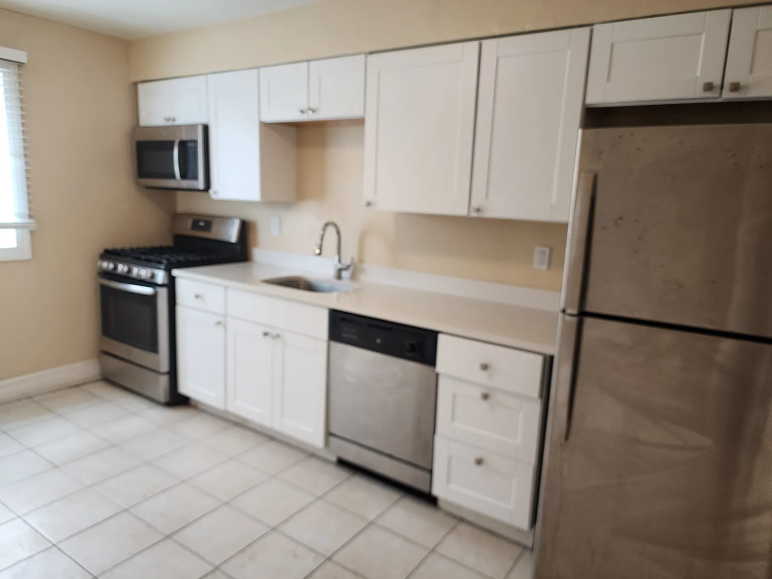 3 bed, 1395 sqft, $3,700 — Photo 4