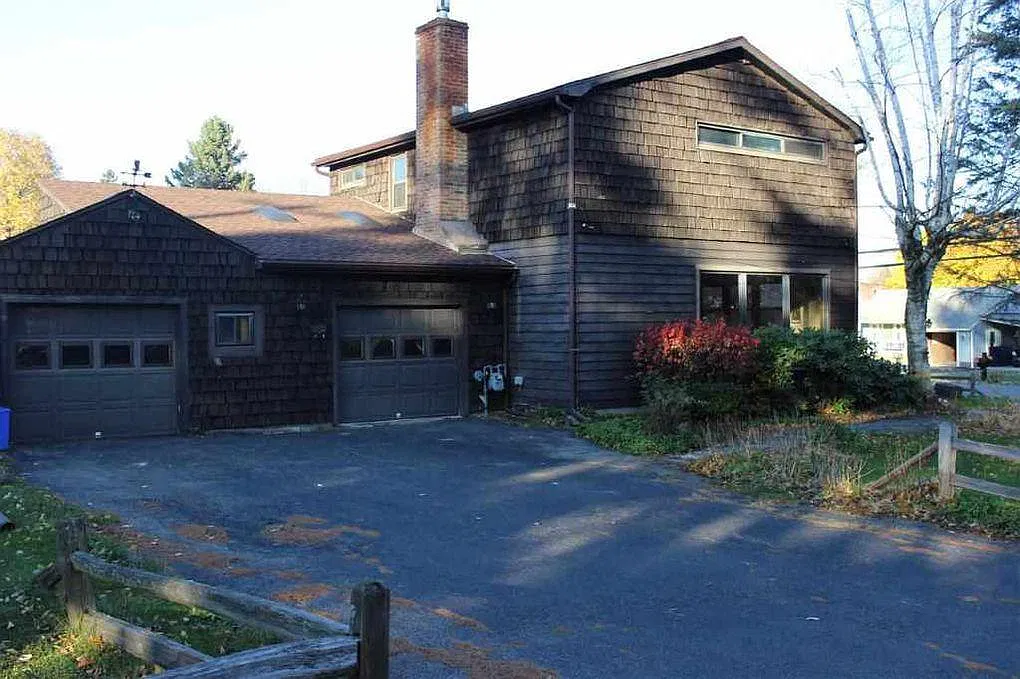 3 bed, 2160 sqft, $2,400 — Photo 2