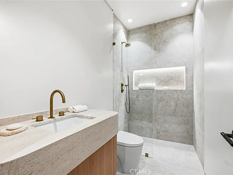 4900 Valjean — Photo 44